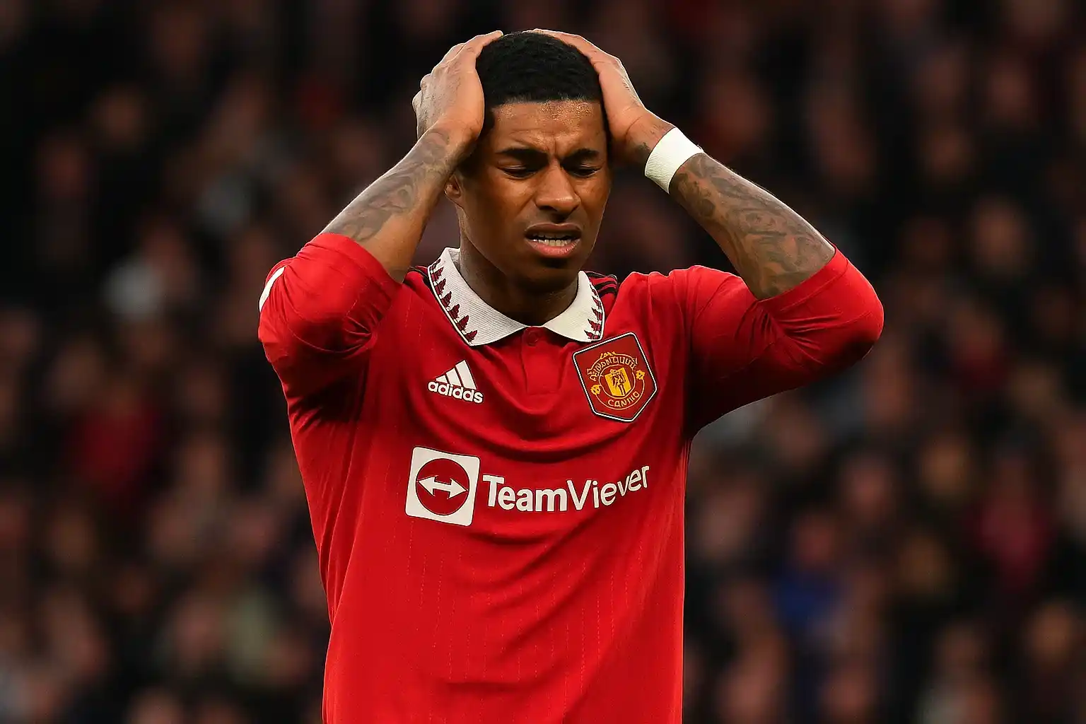 Marcus Rashford ôm đầu tiếc nuối sau cú sút trượt