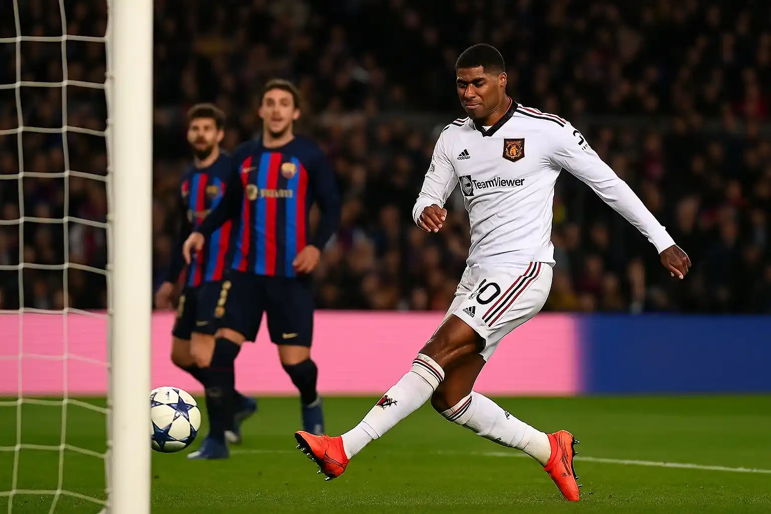 Marcus Rashford sút hỏng khó tin, Barca cũng… đứng hình
