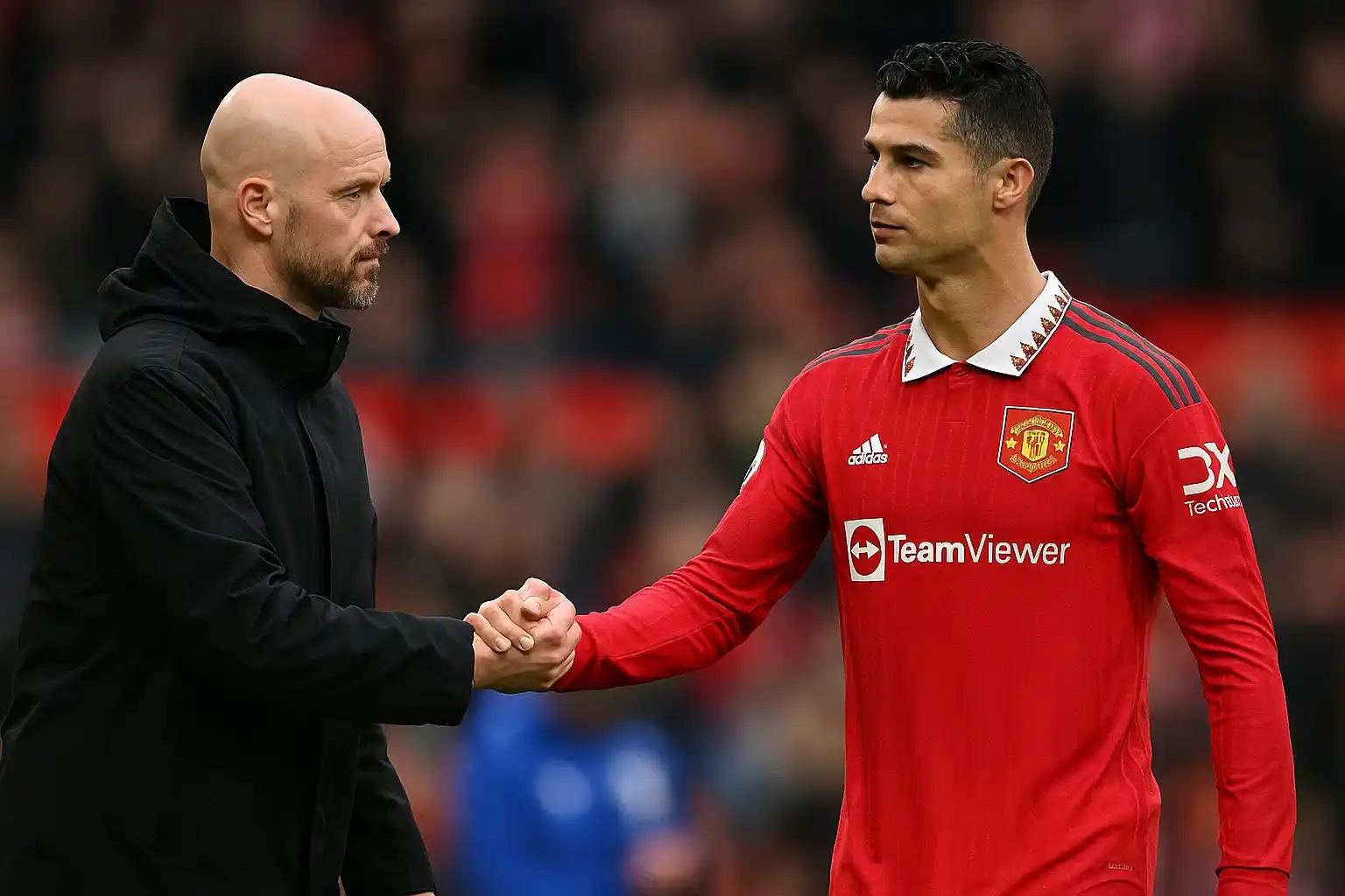 Ten Hag bắt tay Ronaldo trong một trận đấu của MU